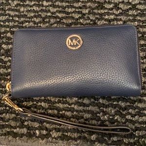 Michael kors wristlet style wallet
